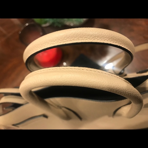 YSL GRAINED LEATHER SAC DE JOUR ALMOST NEW - Picture 8 of 8